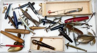 LURES: (Qty) Collection of mainly Hardy vintage fishing lures incl. Rose reversible minnow, leaded