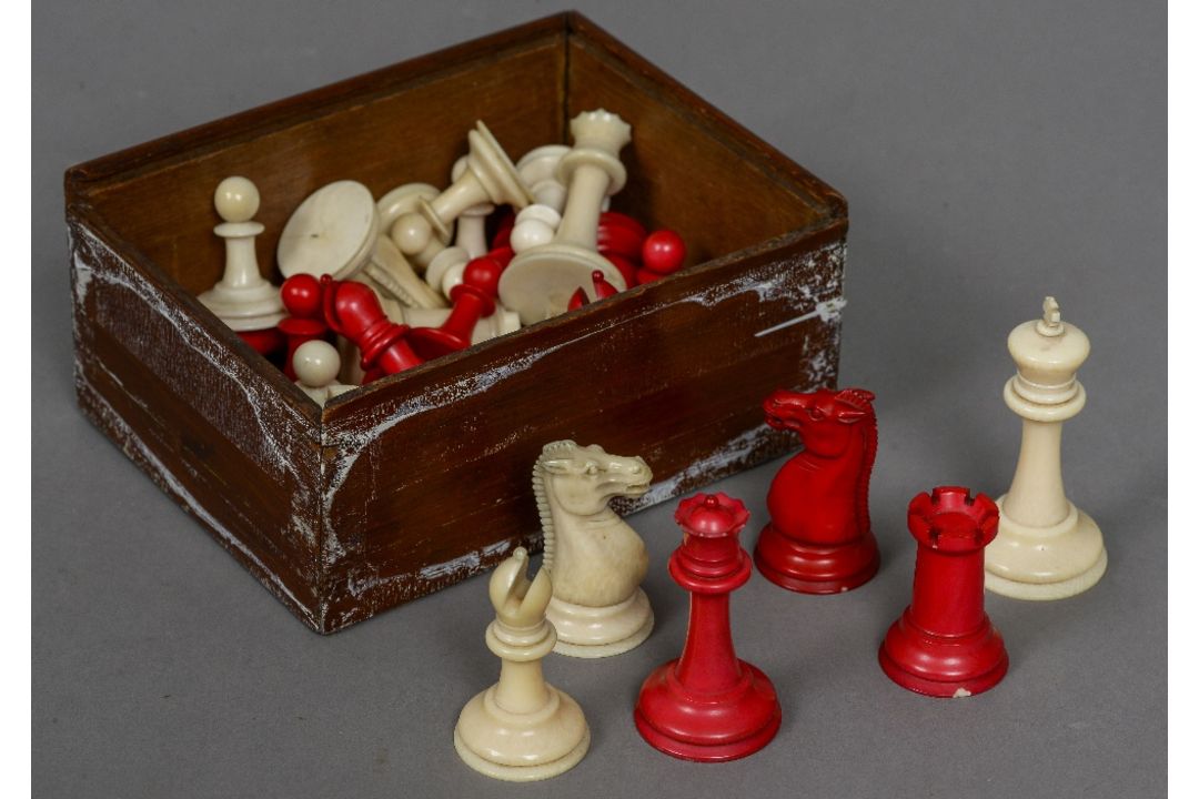 A late 19th/early 20th century carved and red stained Staunton pattern chess set In mahogany box. - Image 1 of 25