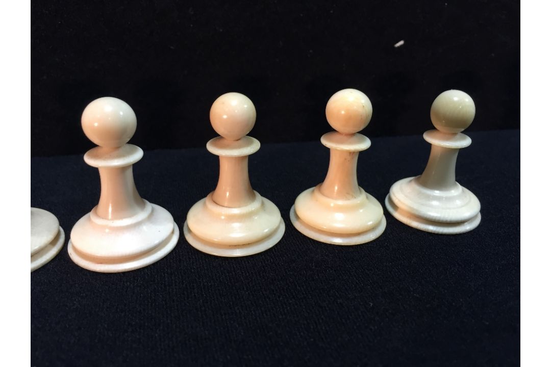 A late 19th/early 20th century carved and red stained Staunton pattern chess set In mahogany box. - Image 11 of 25