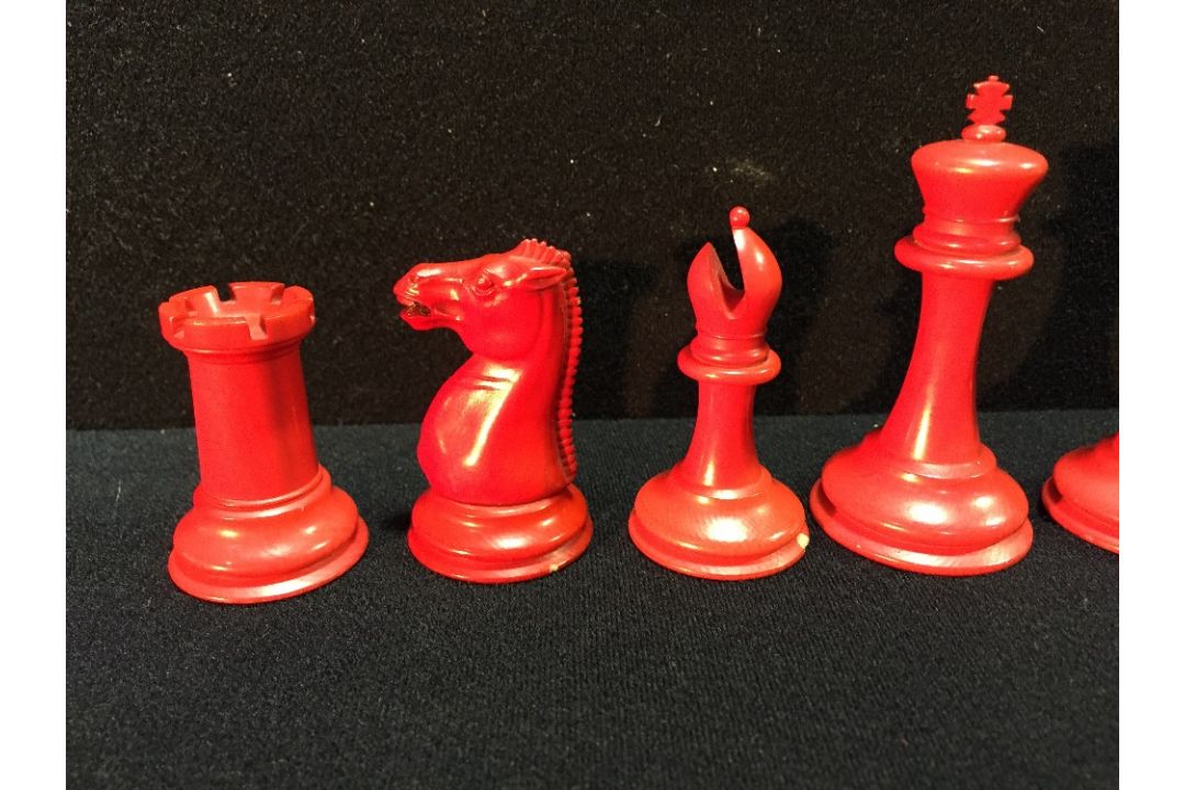 A late 19th/early 20th century carved and red stained Staunton pattern chess set In mahogany box. - Image 16 of 25