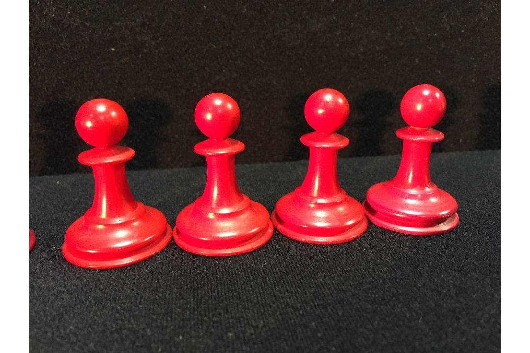 A late 19th/early 20th century carved and red stained Staunton pattern chess set In mahogany box. - Image 23 of 25