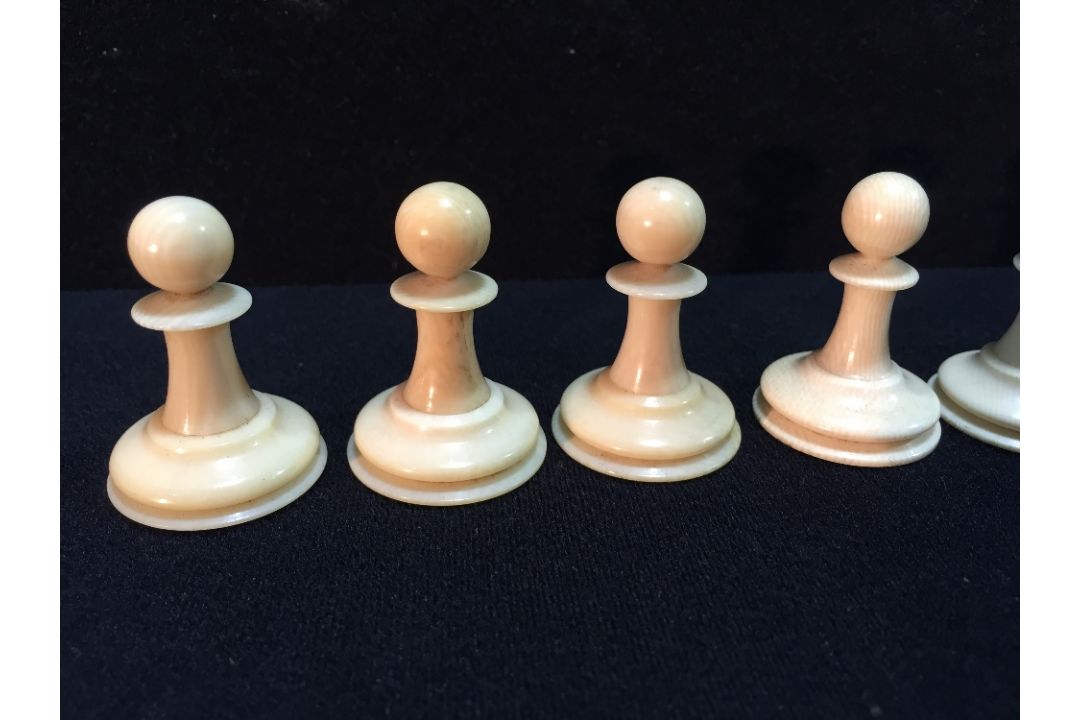 A late 19th/early 20th century carved and red stained Staunton pattern chess set In mahogany box. - Image 10 of 25
