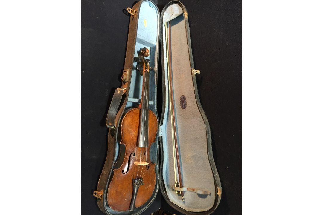 A 19th/20th century violin Bearing label for Ch. J.B. - Image 2 of 14