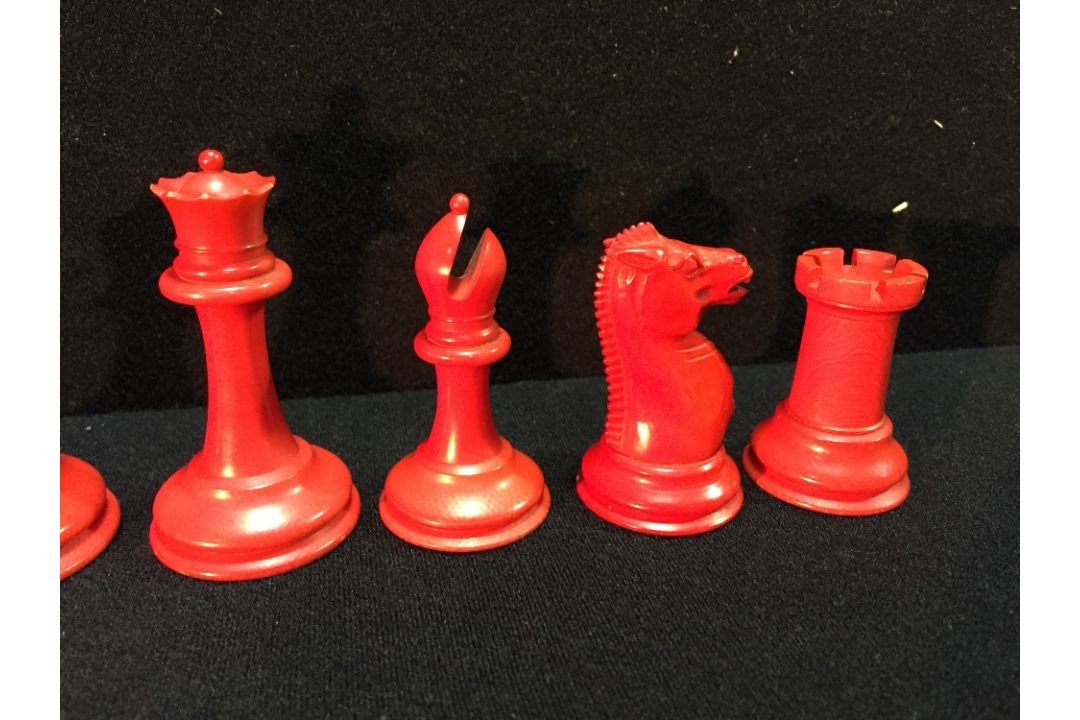 A late 19th/early 20th century carved and red stained Staunton pattern chess set In mahogany box. - Image 17 of 25
