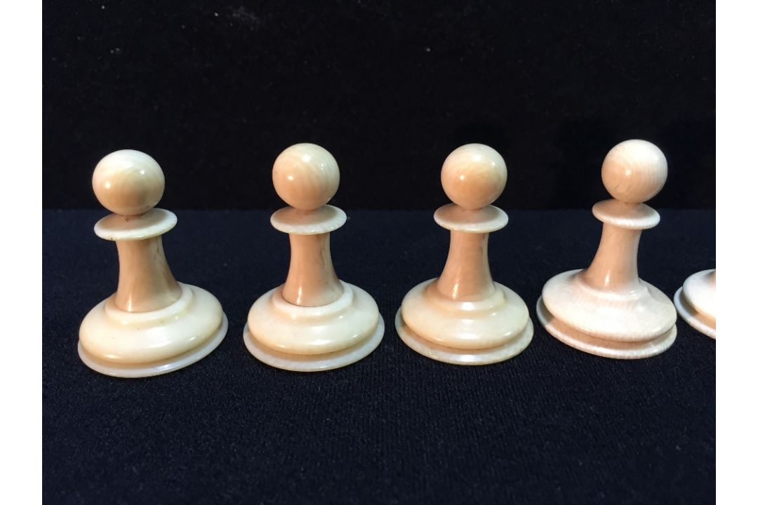 A late 19th/early 20th century carved and red stained Staunton pattern chess set In mahogany box. - Image 8 of 25