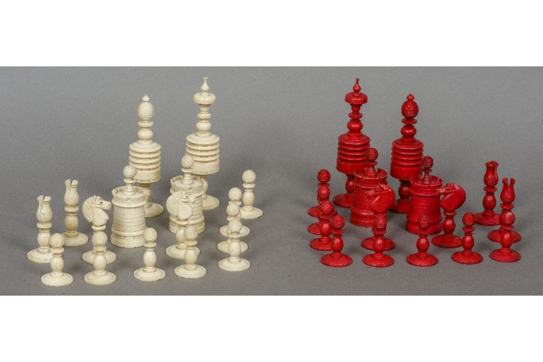 A 19th century carved bone and stained bone chess set The kings 14 cm high. - Image 1 of 2