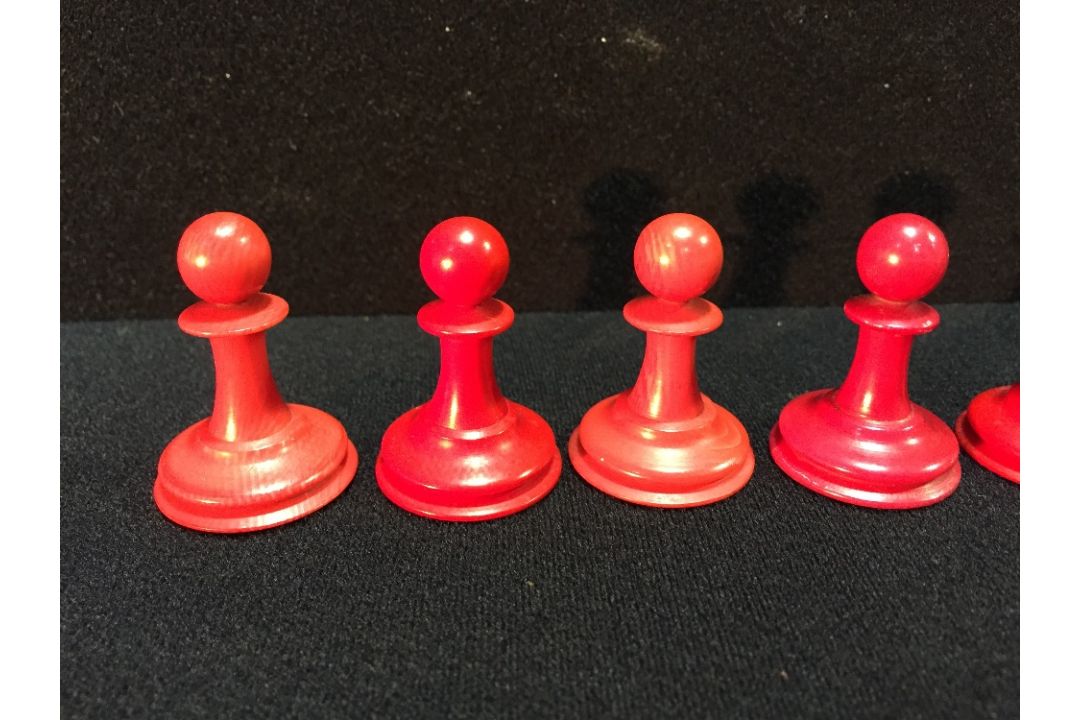 A late 19th/early 20th century carved and red stained Staunton pattern chess set In mahogany box. - Image 20 of 25