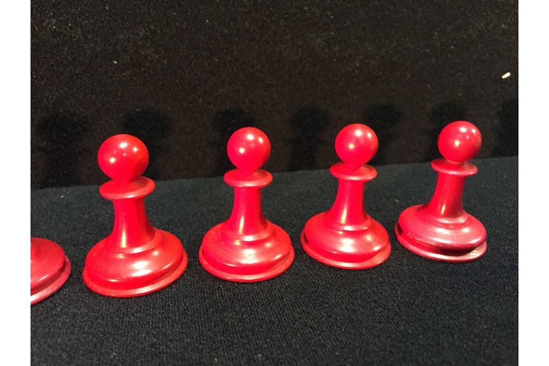 A late 19th/early 20th century carved and red stained Staunton pattern chess set In mahogany box. - Image 21 of 25