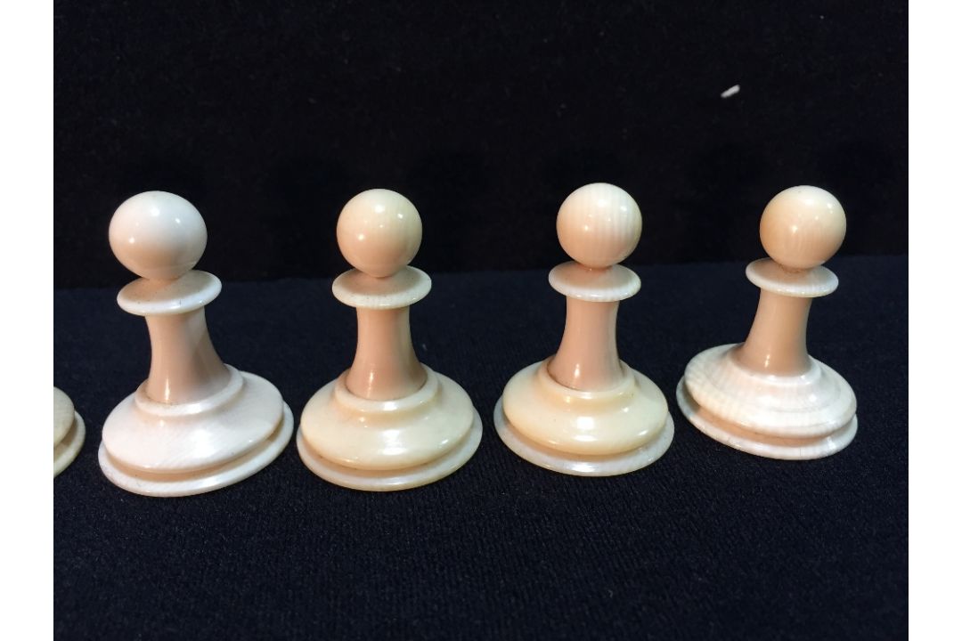 A late 19th/early 20th century carved and red stained Staunton pattern chess set In mahogany box. - Image 9 of 25