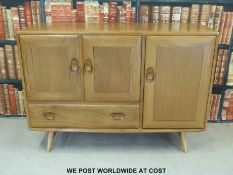 An Ercol light elm sideboard (L114cm D44cm H82cm)
