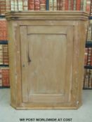 A pine corner cupboard (height 97cm)
