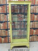 An Edwardian shop fitting cabinet with glass shelves (W72.