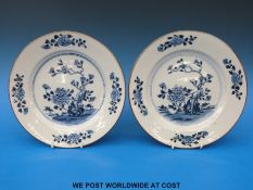 A pair of 18th century oriental blue and white export plates (23cm diameter)