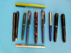 A collection of vintage fountain pens including Parker,
