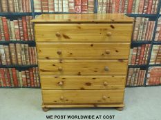 A pine chest of five drawers (W89 x D43 x H99cm)