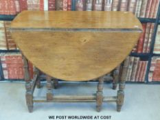 An oak drop-leaf table with turned legs (L91cm)