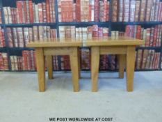 A pair of light oak side tables (H50 x W50 X D50)
