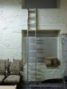 Aluminium extending ladder