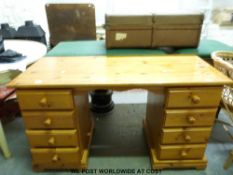 A pine twin pedestal desk (L133 x D59 x H76cm)