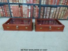 A pair of counter top display cabinets (W47 x D32 x H11cm)