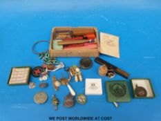A quantity of collectables to include British Empire Exhibition, ARP and other badges,