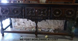 An oak Jacobean style sideboard with carved decoration (L175 x D50 x H81cm)