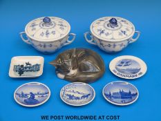 A Copenhagen cat, two tureens,