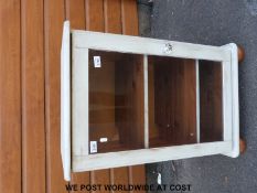 A glazed painted pine cupboard (W53 x D44 X H81cm)