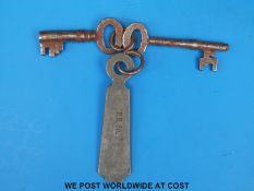 A probably zinc key ring marked U.