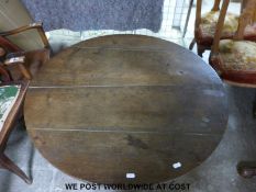 A 19thC circular oak tilt top table (Diameter 87 x H70cm)