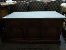 An oak coffer with panelled front (W101 x D50 x H52cm)