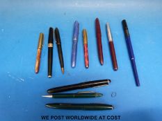 A collection of fountain pens and a propelling pencil including Parker 17,