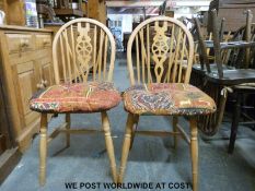 A pine kitchen table (L121 x W60 x H78cm) together with four wheel back Windsor chairs