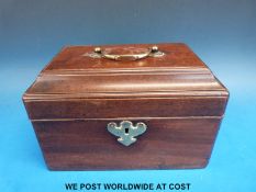 A Georgian mahogany tea caddy with brass swing handle and escutcheon (width 23cm)