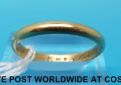 An 18ct gold wedding band (size T, 4.