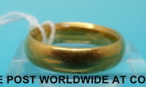 A hallmarked 22ct gold wedding band (size M, 8.