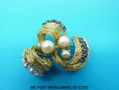 An 18ct gold brooch set with sapphires,