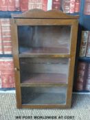 An oak glazed cabinet with two shelves (H69 x W39 x D20cm)