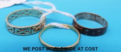 A 22ct gold wedding band,