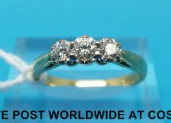 An 18ct gold ring set with three diamonds in a platinum setting (size L)