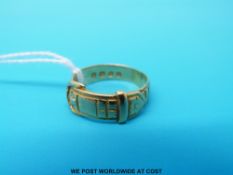An 18ct gold buckle ring (size N, 5.