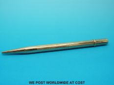 A 9ct gold propelling pencil