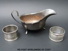 A hallmarked silver sauce boat and two silver napkin rings (146g)