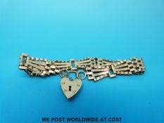 A 9ct gold gate link bracelet with padlock clasp (16.