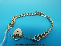 A 9ct gold bracelet with padlock clasp (21.