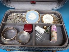 A retro 1950s/60s vanity box with lift out tray containing hallmarked silver bracelets,