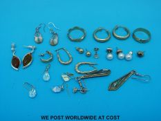 Two 9ct gold rings, two pairs of 9ct gold hoop earrings,