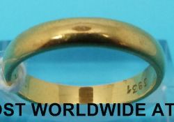 A 22ct gold wedding band (size O, 4.