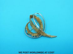 A 9ct gold brooch of textured loop design (5.