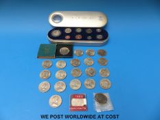 A collection of modern crowns to include £5 examples,